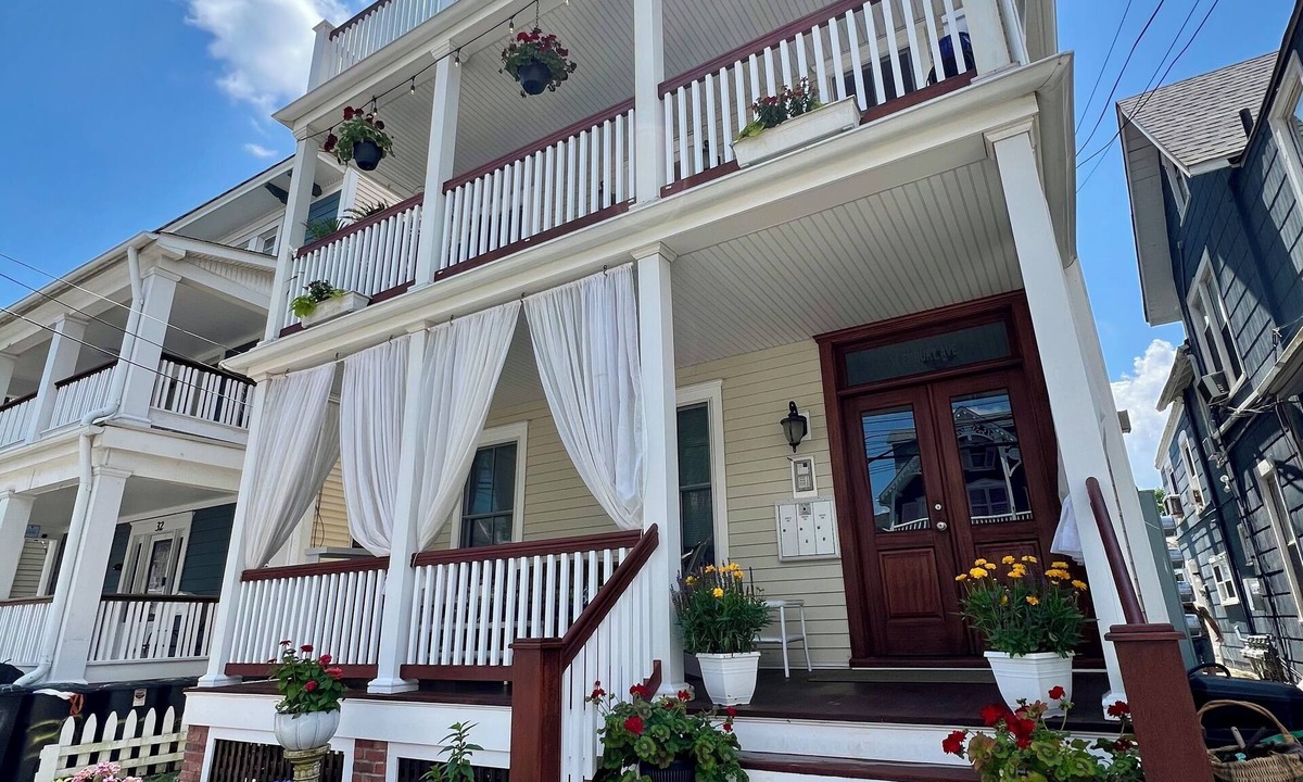 Wall House | 1.5 blocks to beach, sleeps 4, front porch & beach passes! Charming & spacious