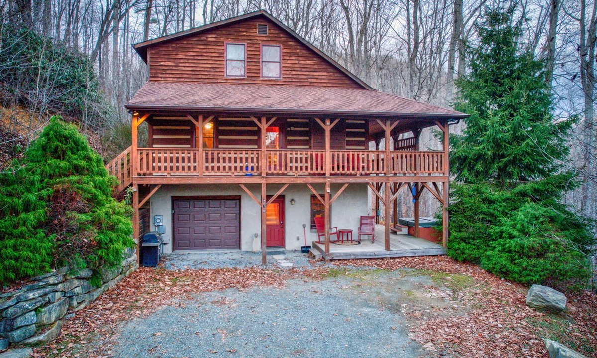 Boone Cabin | 1 Abundant Life - hot tub, game room, near Boone & golf course