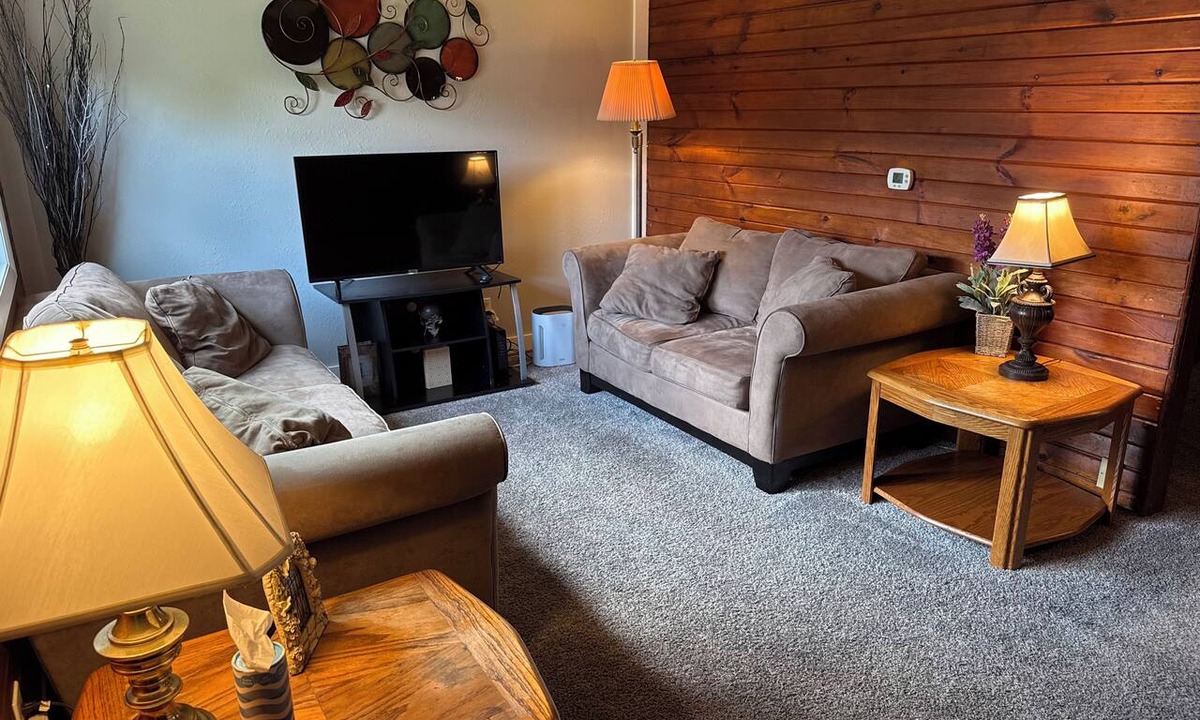Beaverdale Apartment | 1 bed, 1 bath Central DM by VA Hospital North of Drake University No Stairs.