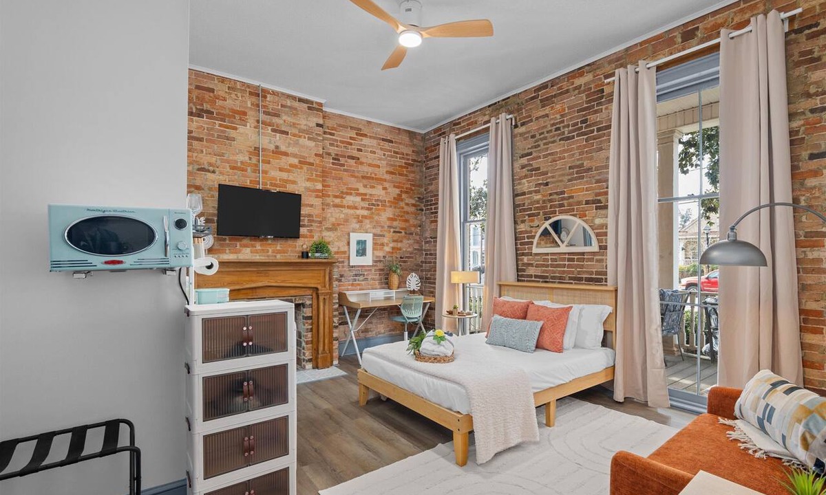 Olde Town Augusta Apartment | 1 bedroom, 1 bathroom studio apartment in Downtown Augusta. The sleeping arrangements for this unit is a full sized bed.