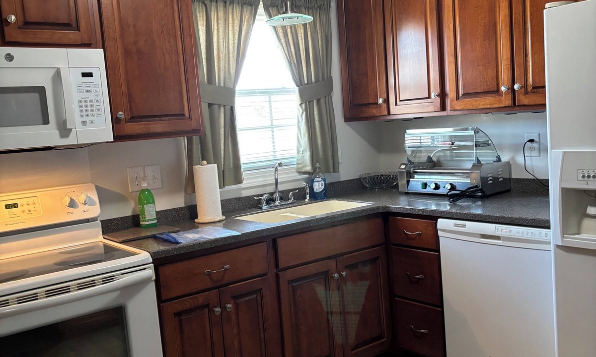 Sampson County Apartment | 1-bedroom apartment in Roseboro with AC, laundry room an all utilities included