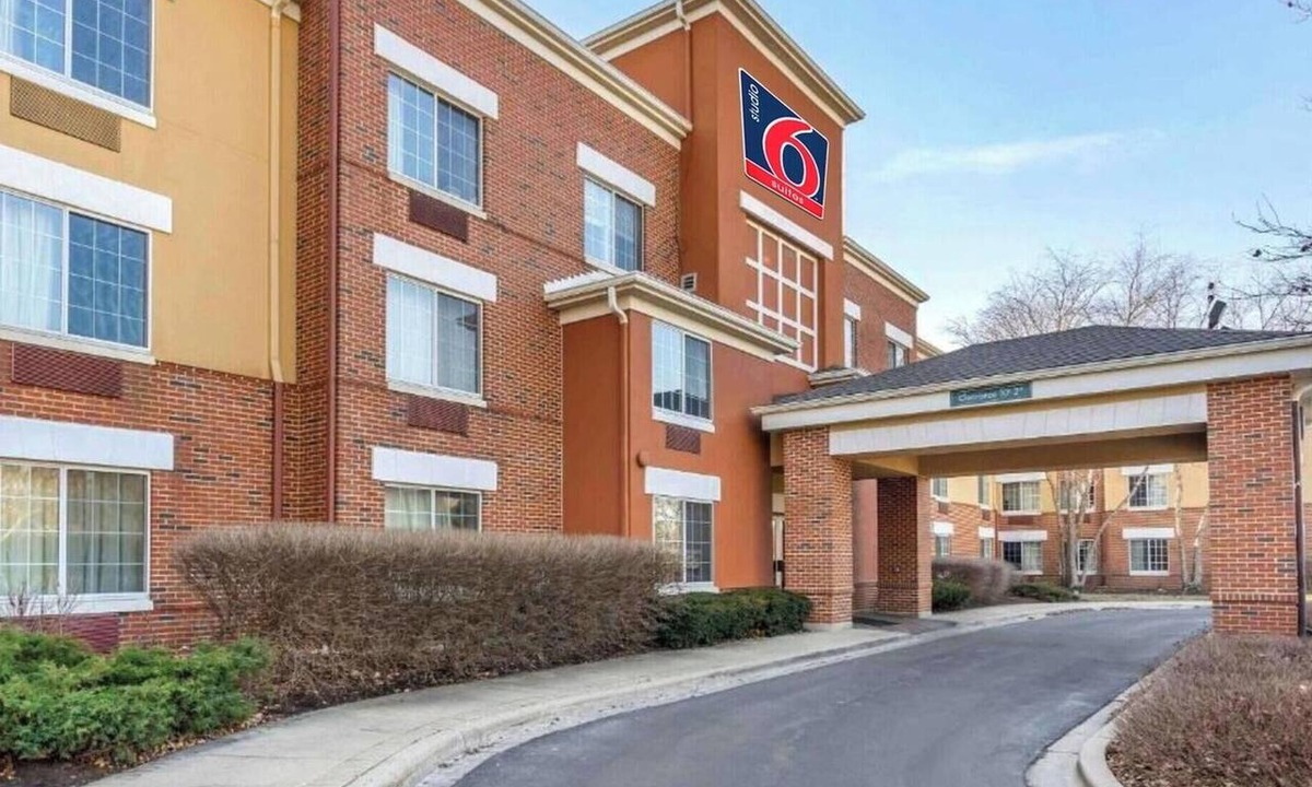 Vernon Hills Apartment | 1 King Bed | Non-Smoking, Kitchen, Shower