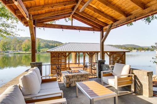 Groveoak House | < 1 Mi to Boat Launch: Home w/Dock in Scottsboro