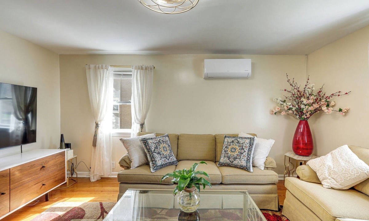 Rahway House | 1 Mi to NYC Train & Arts District: Rahway Escape
