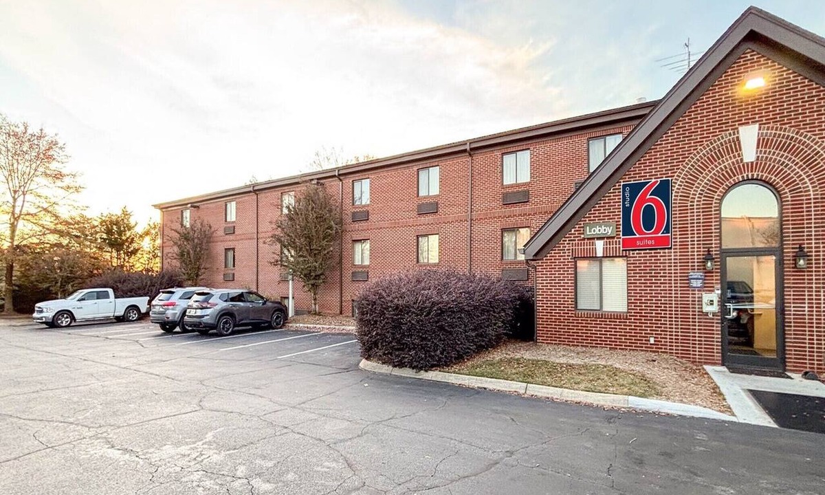 Greenville - Spartanburg Apartment | 1 Queen Bed | Non-Smoking, Micfridge