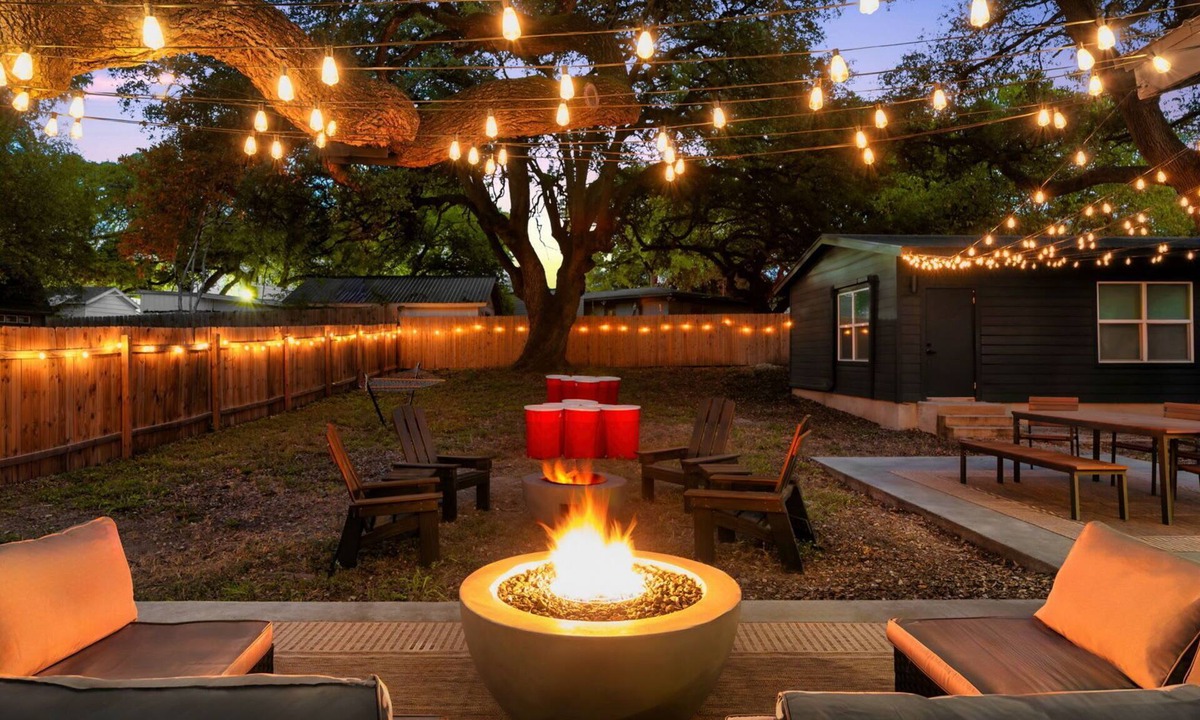 Walnut Forest House | 10 Min to Downtown - Modern 6BR Oasis - Yard Games