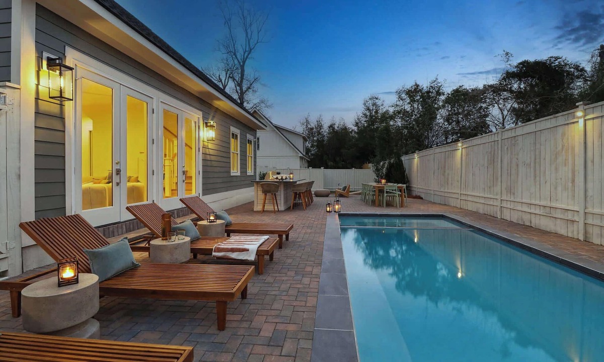 Thunderbolt House | 12 Bedroom Compound | 38 Guests | Private Pool