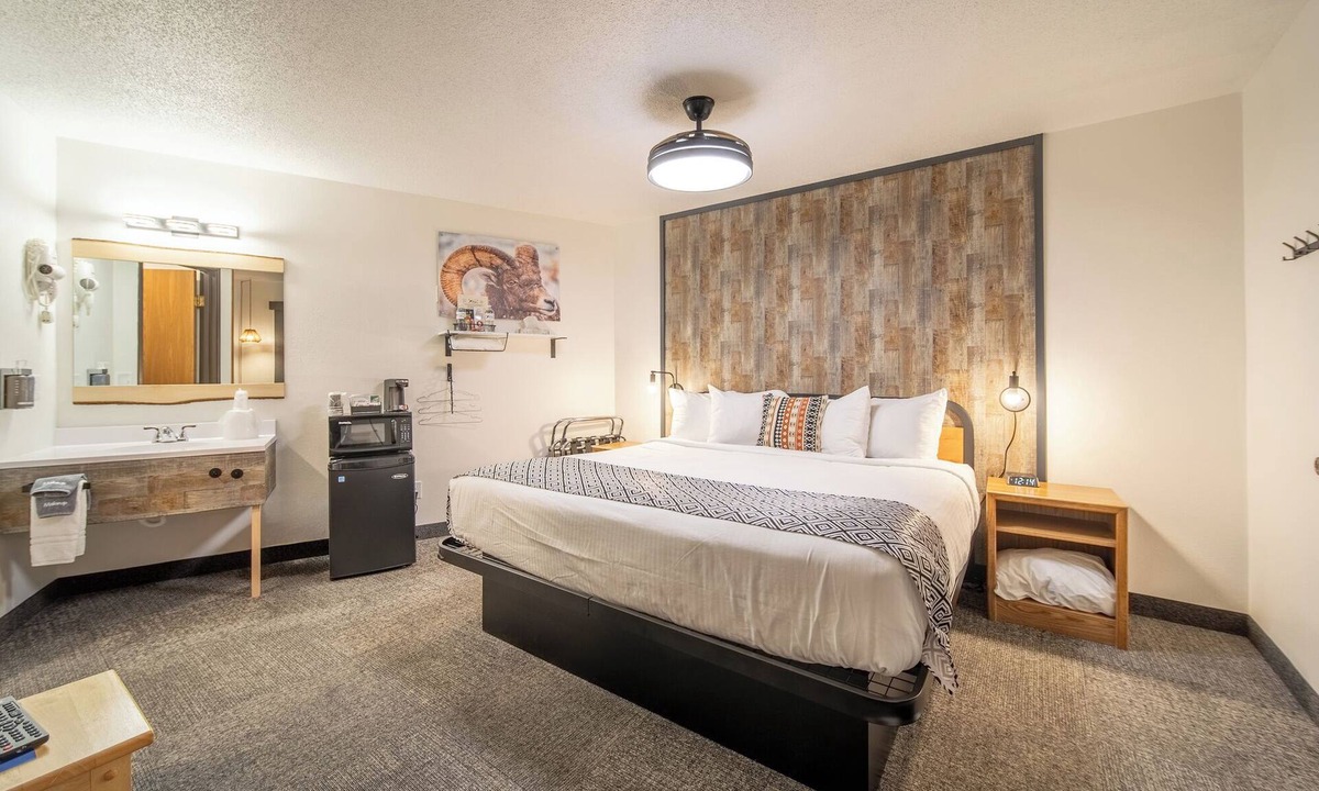 Pinnacles Entrance Badlands Hotel | 12-Hansen Inn & Cabins, Room, Single King, Second Floor, No Pets, No Smoking