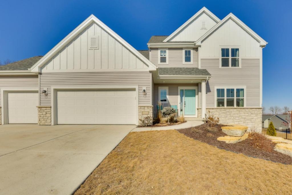 Hanover House | 13 Mi to University of Wisconsin: Suburban Home
