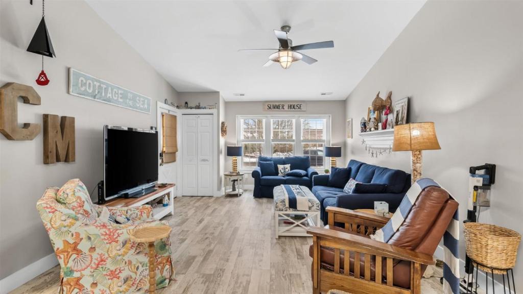 Village Green House | 1341 Vermont Ave, Unit B