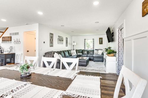 Hartford House | 15 Mi to Downtown Sioux Falls: Gem w/Yard!