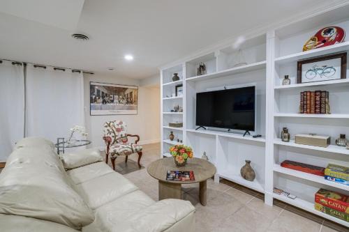 North Springfield Apartment | 15 Mi to The White House! Modern Apt w/Deck