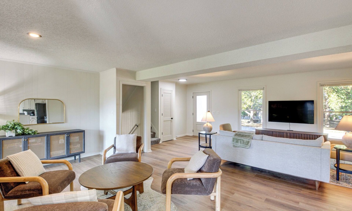 Blue Springs House | 19 Mi to Kansas City: Group Retreat w/Game Room!
