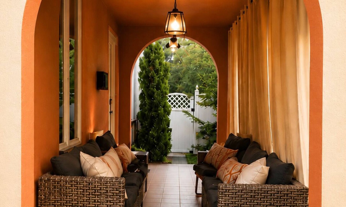 Northwest House | 1920's charm in a 3 Luxury bedroom flat close to everything - renovated bath