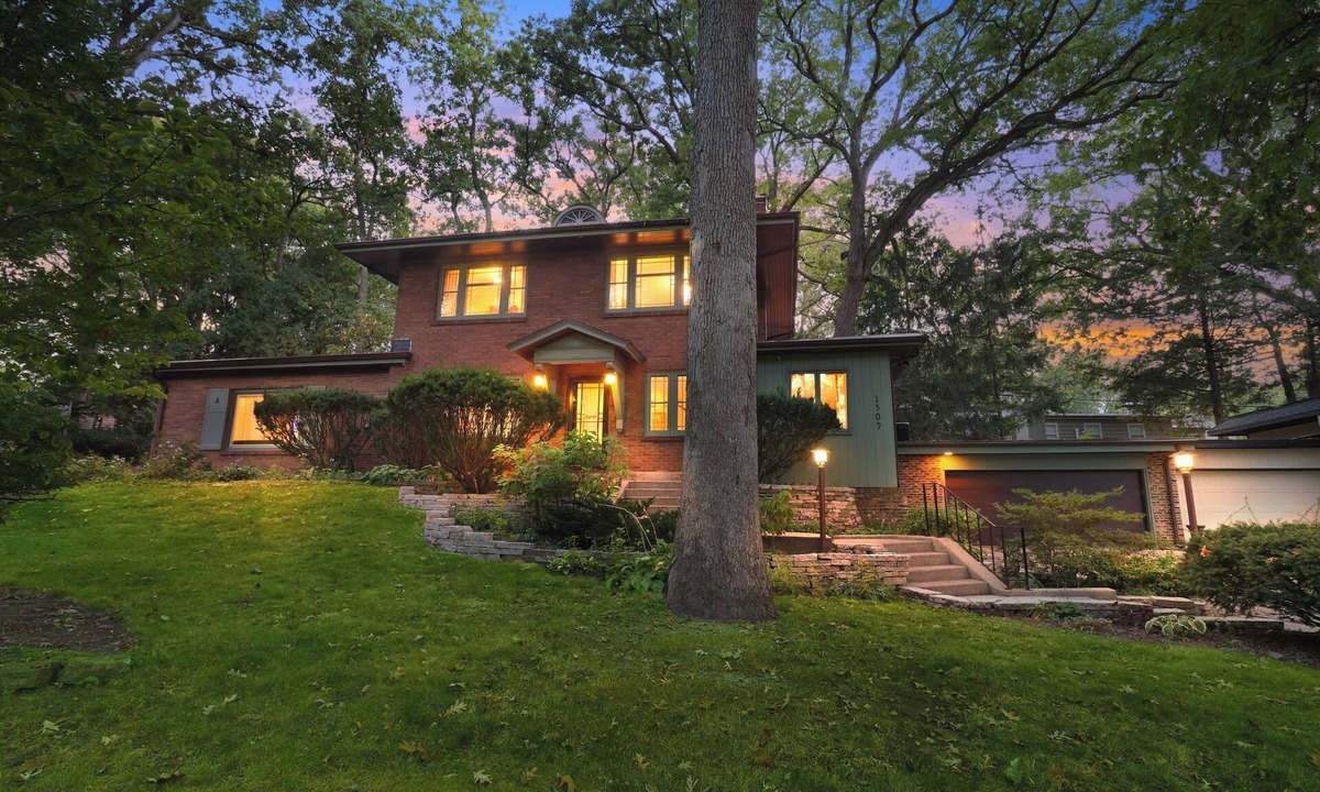 Rockford House | 1920s Cottage with Hot Tub, Fire Pit and Game Room