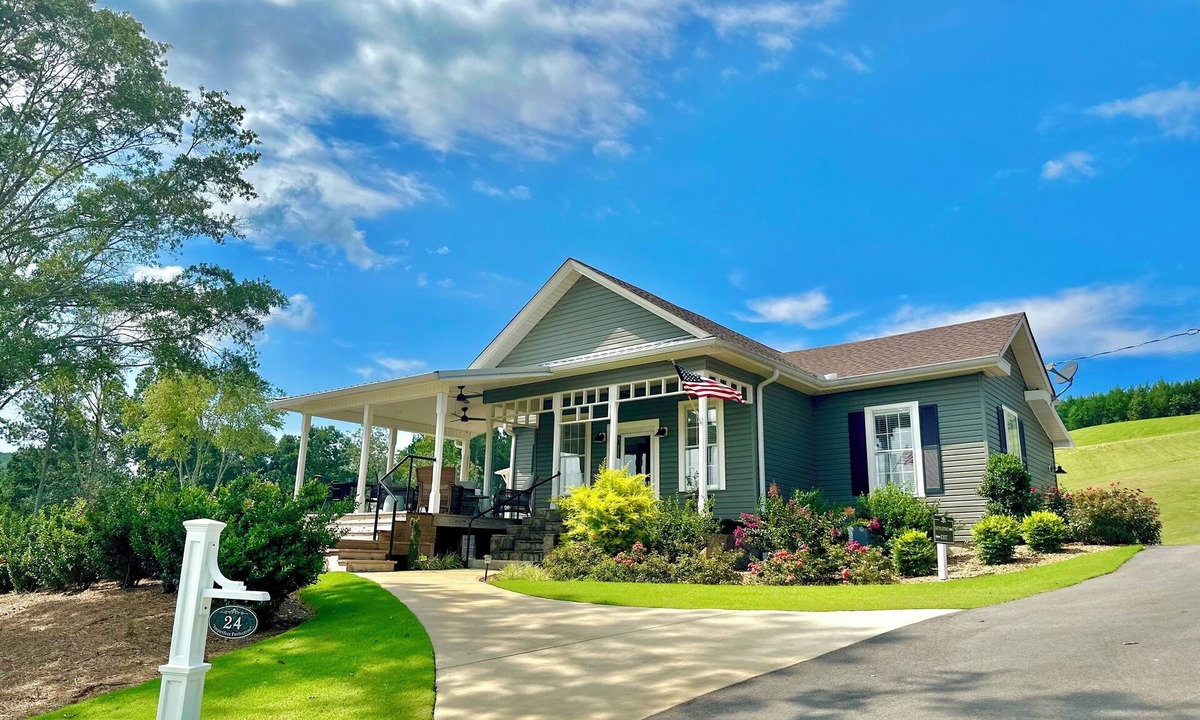 Cedar Bluff Cottage | 1930's Bungalow "Imperfect Perfection" Pool, hottub, Kayaks, firepit, & more!