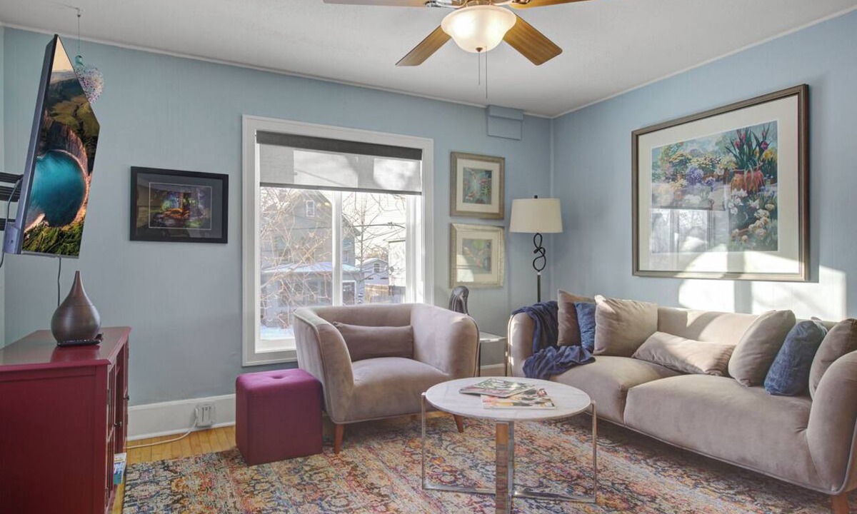 Bottineau House | 1BR Upper Duplex Art District + Retreat + Backyard + Parking