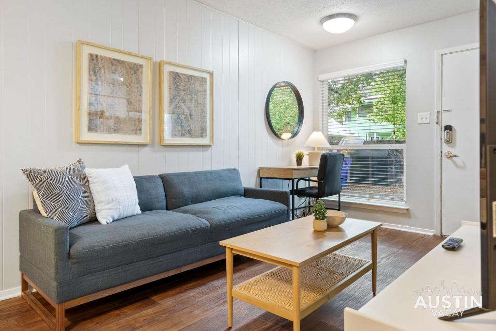 Hyde Park Apartment | 1st Floor Apt Hyde Park Bathtub and Free Parking