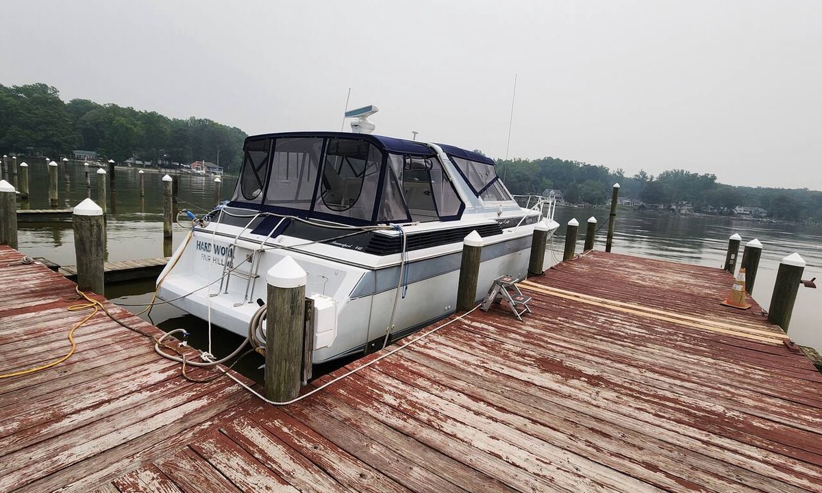 Elkton Boat Rental | 2-bedroom, 46 foot house boat it Dolphins Marina on the Elk River with AC.