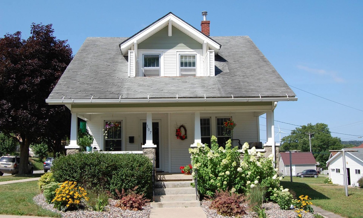Decorah House | 2 Bedroom Downtown Bungalow- Must see!