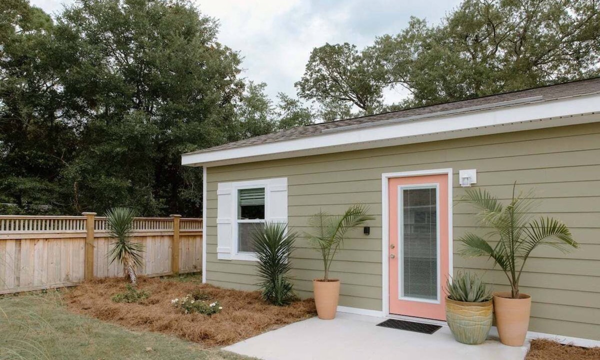 Wilmington House | 2 bedroom guesthouse with private fenced in yard!