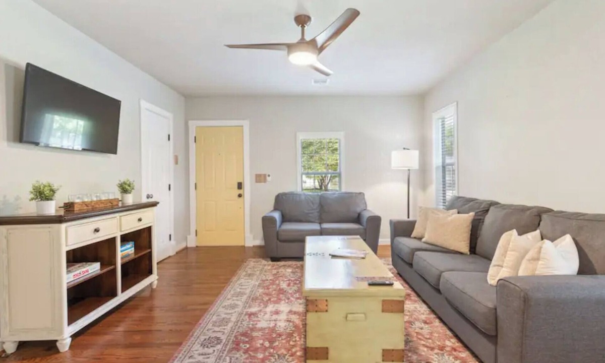 Turner Park House | 2 Bedroom Home-Midtown-Fully-Fenced-5 minutes to Expo
