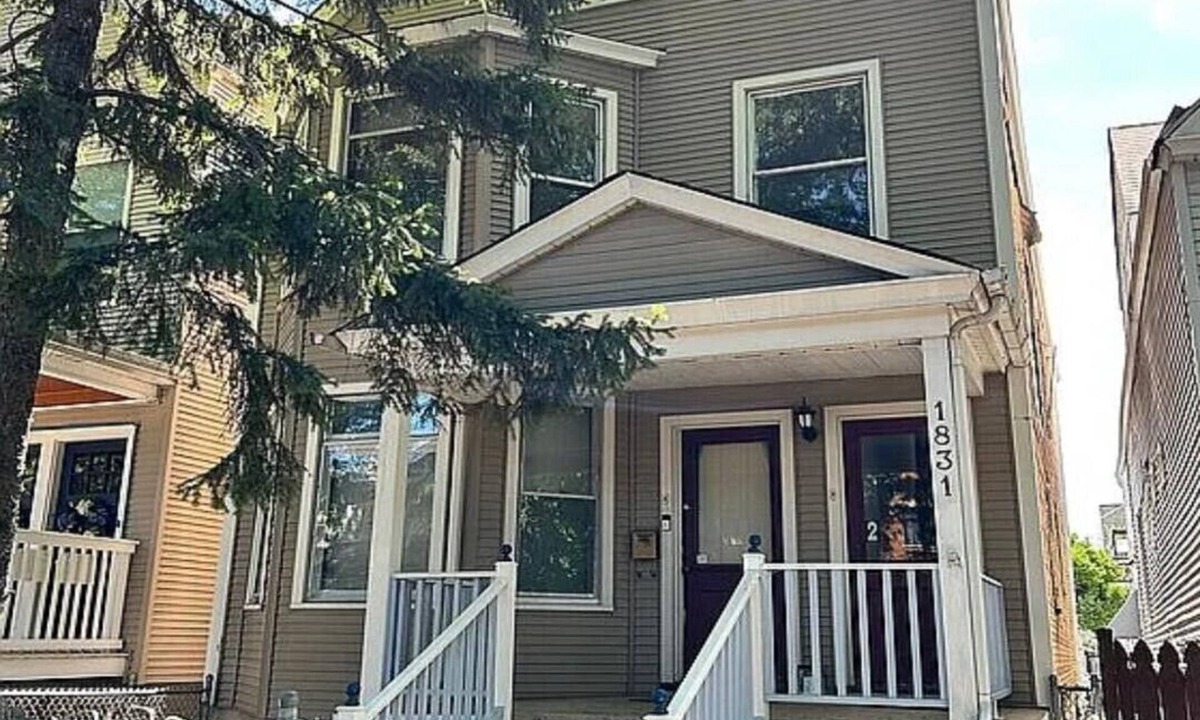 West Lakeview House | 2-bedroom house in terrific Chicago neighborhood walking distance to everything