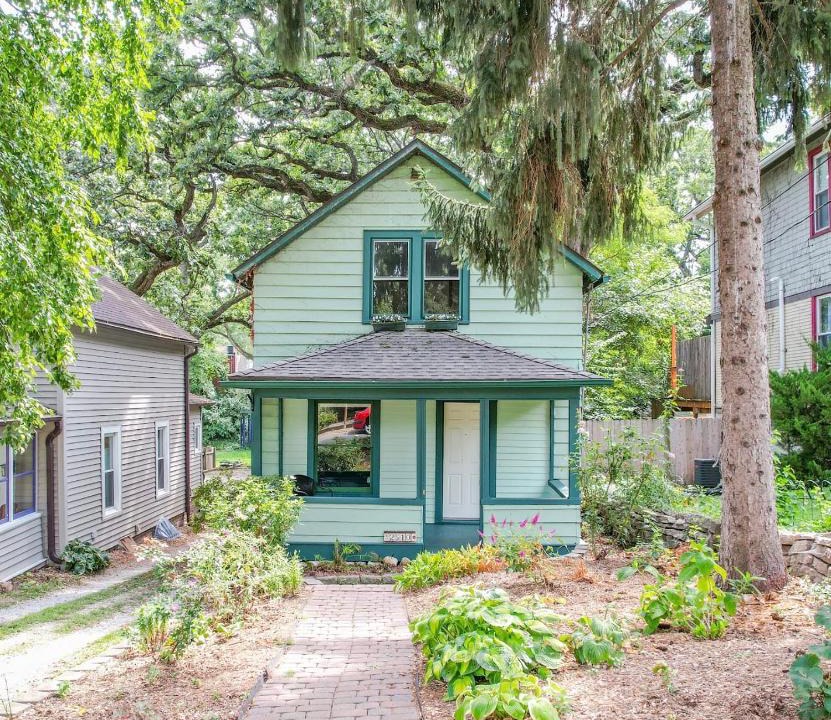 Des Moines House | 2 Bedroom House with Outdoor Oasis Near Downtown