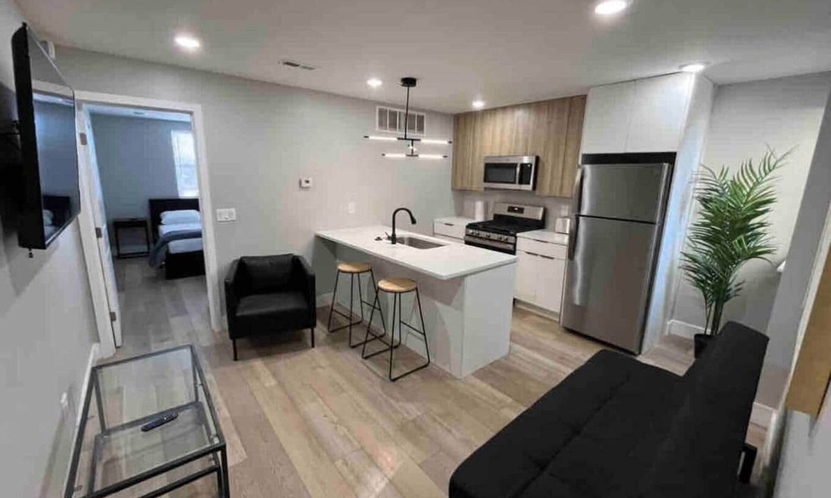 South Philadelphia Apartment | 2 bedroom on Broad st close to Wells fargo unit4