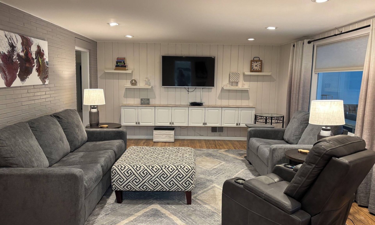 Waveland Park House | 2-bedroom vacation home just 3 minutes drive to Drake University