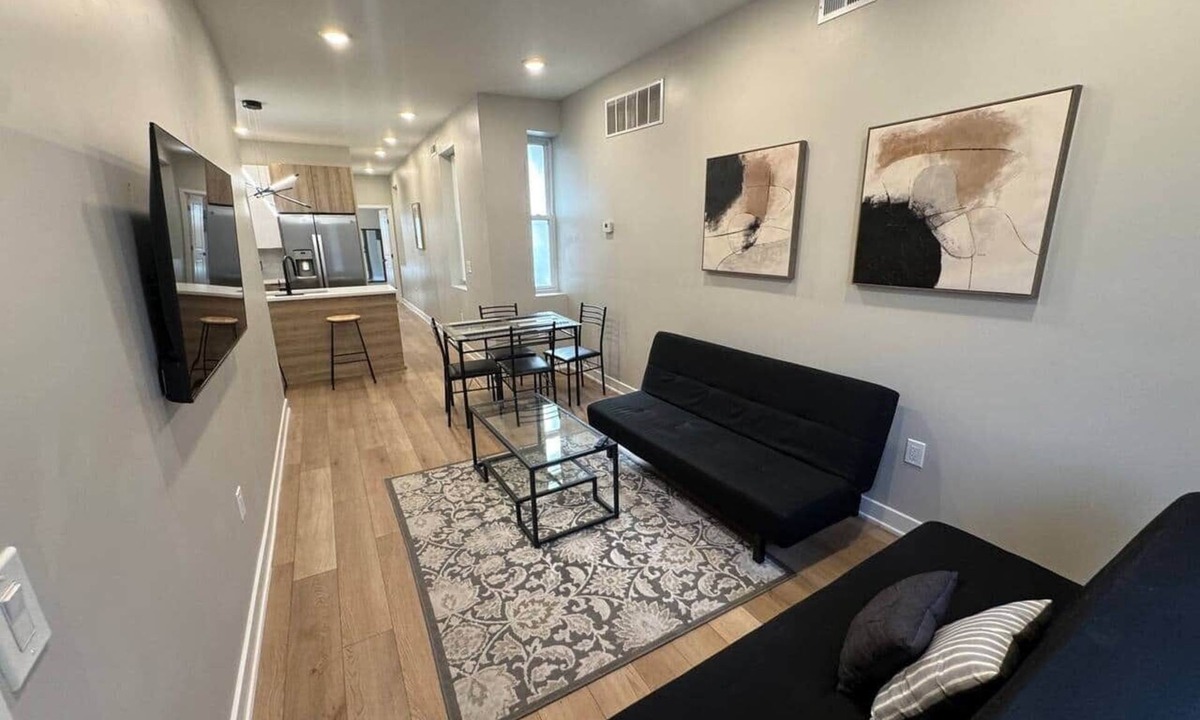 Newbold Apartment | 2 bedroom with back yard walk to city.