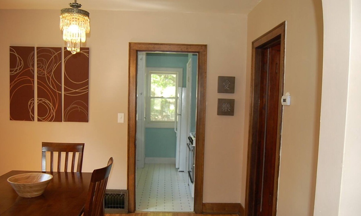 Mason City House | 2 bedrooms, 2 bath, fenced in yard and a single stall garage.