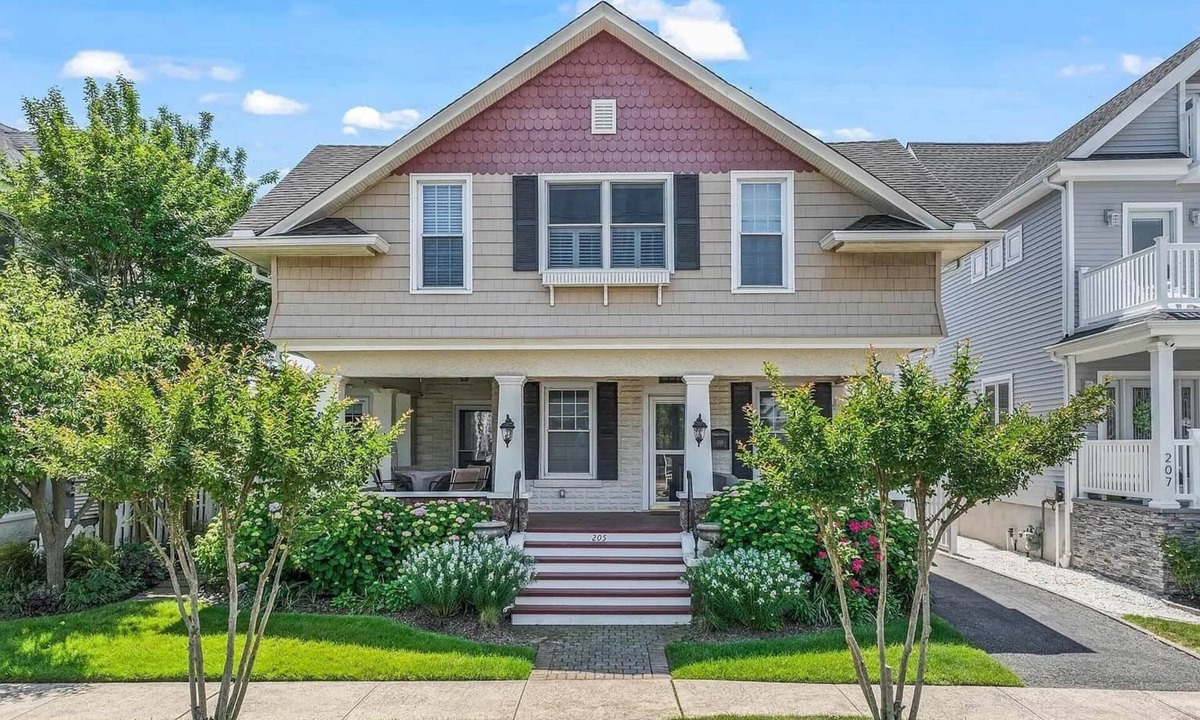 Wall House | 2 Blocks from the Beach with Pool