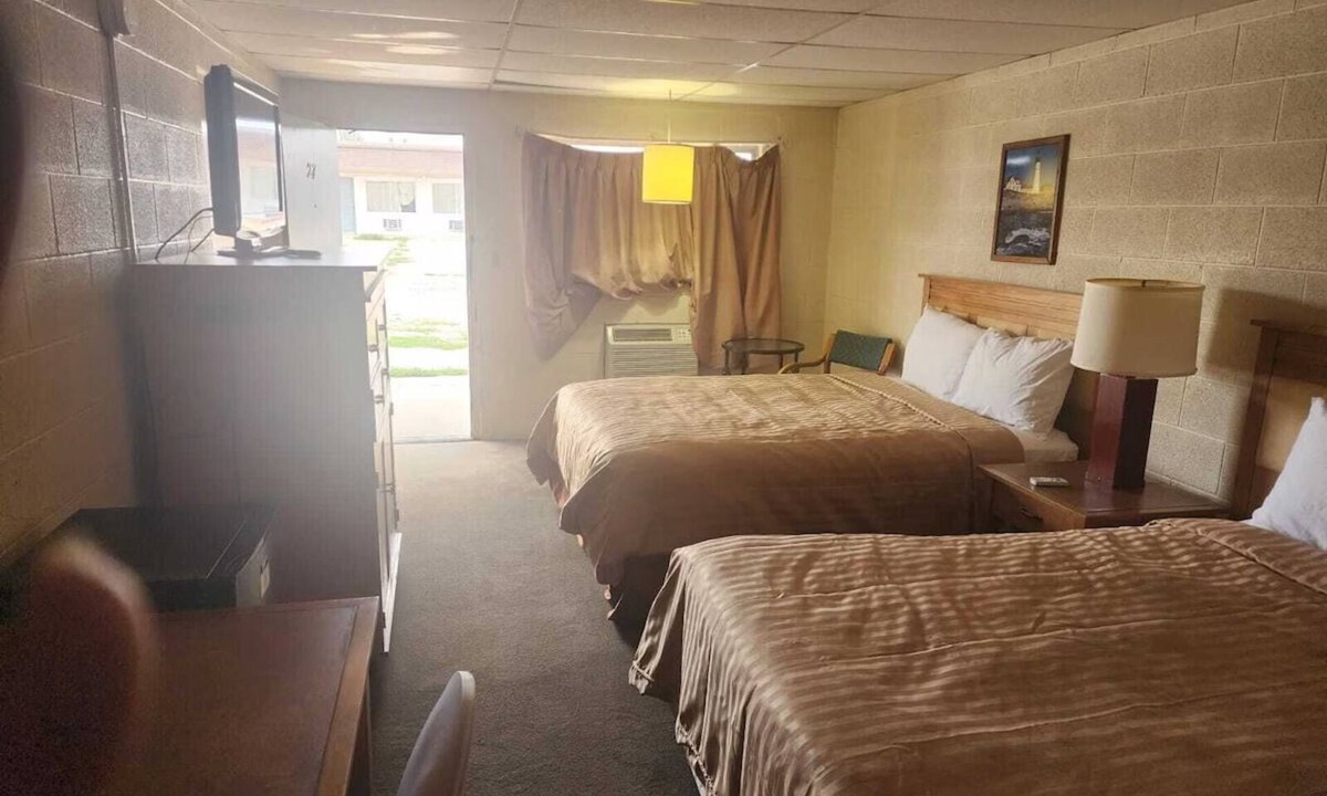 Quinter Hotel | 2 Family-Friendly Rooms – Great for Adventures in Quinter - Near Airport