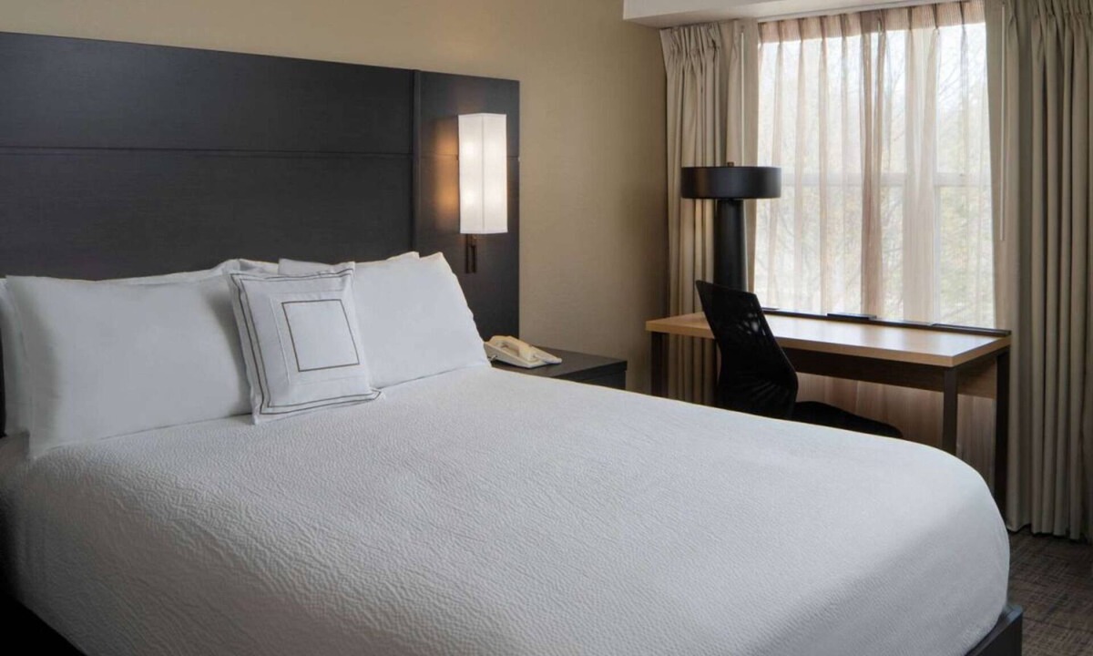 Fairfax Hotel | 2 Family-friendly Units w/Kitchenettes, Free Grab & Go Breakfast, Pet-friendly!