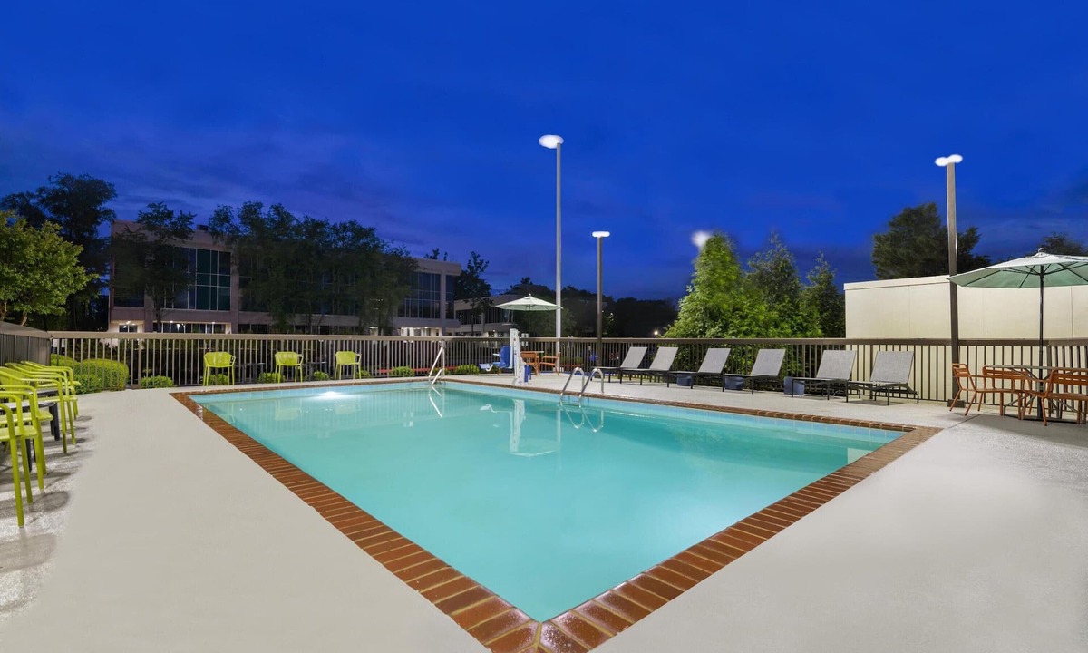 Huntsville Hotel | 2 Group-Friendly Rooms Near Popular Attractions & Dining | Free Parking & Bfast