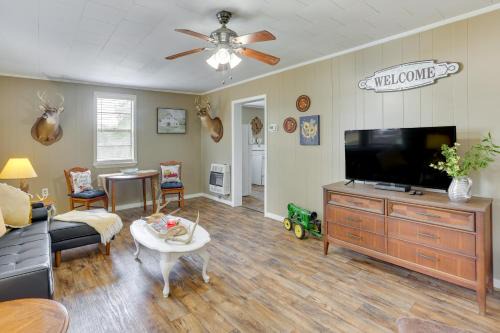 Lineville House | 2 Mi to Lake: Lineville Farmhouse w/Fire Pit