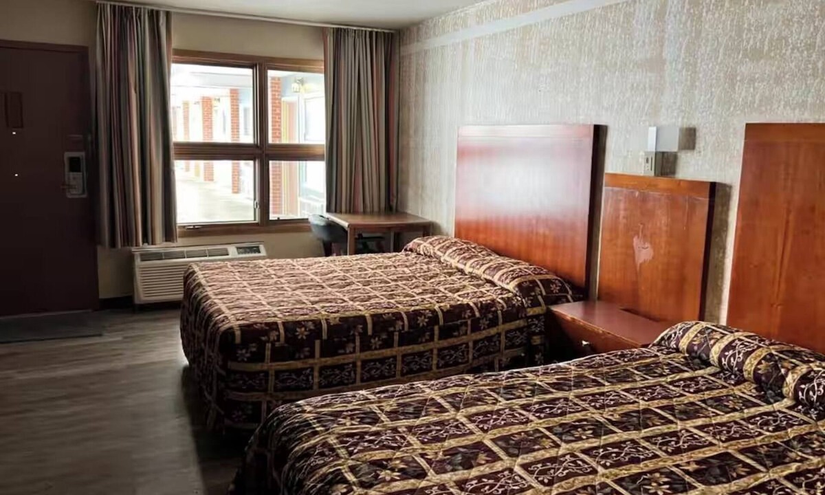 Devils Lake Hotel | 2 Relaxing Rooms Perfect for Budget Family Vacations Near Devils Lake