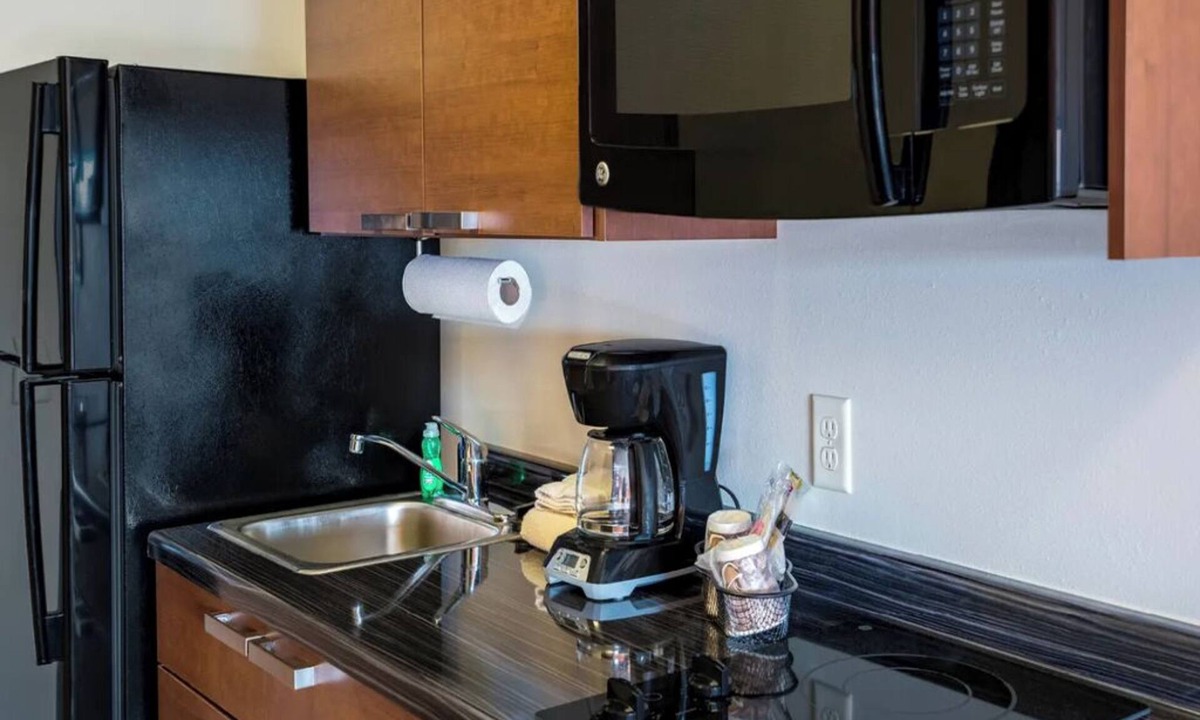 Bismarck Hotel | 2-Room Studio Perfect for Family Adventures Near North Dakota Attractions