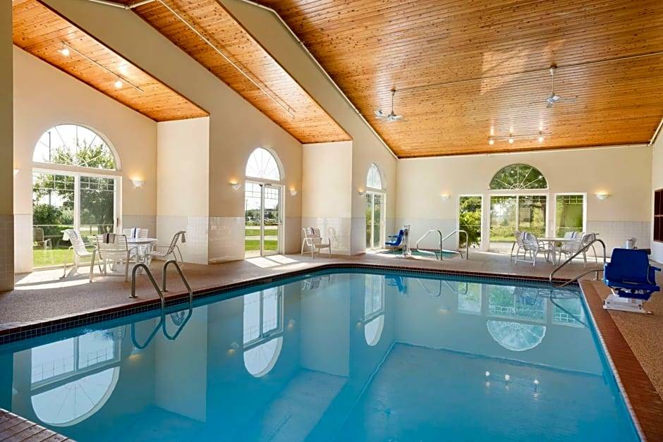 Mason City Hotel | 2-Star Hotel ∙ Country Inn & Suites by Radisson, Mason City, IA