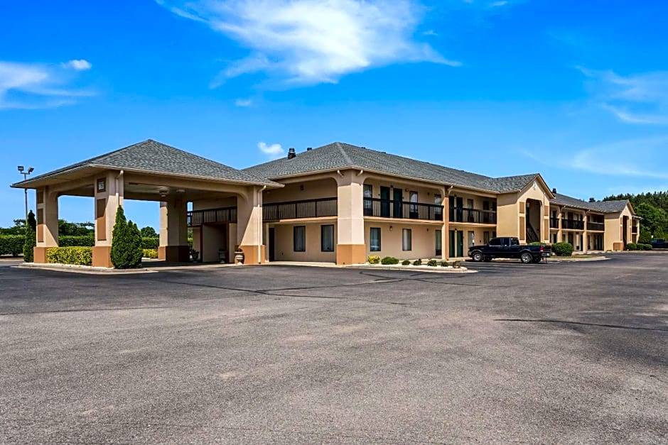 Gold Rock Hotel | 2-Star Hotel ∙ Quality Inn North Battleboro