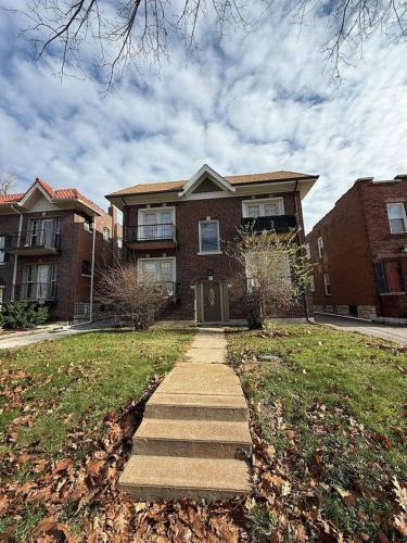 University City Apartment | 2BR w/Kitchen & Living Room Walk to Delmar Loop