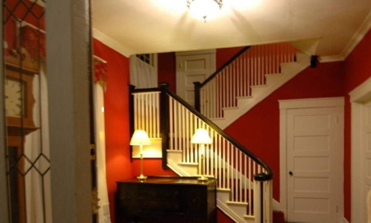 Cambridge House | 2nd Floor apartment on beautiful street in historic district