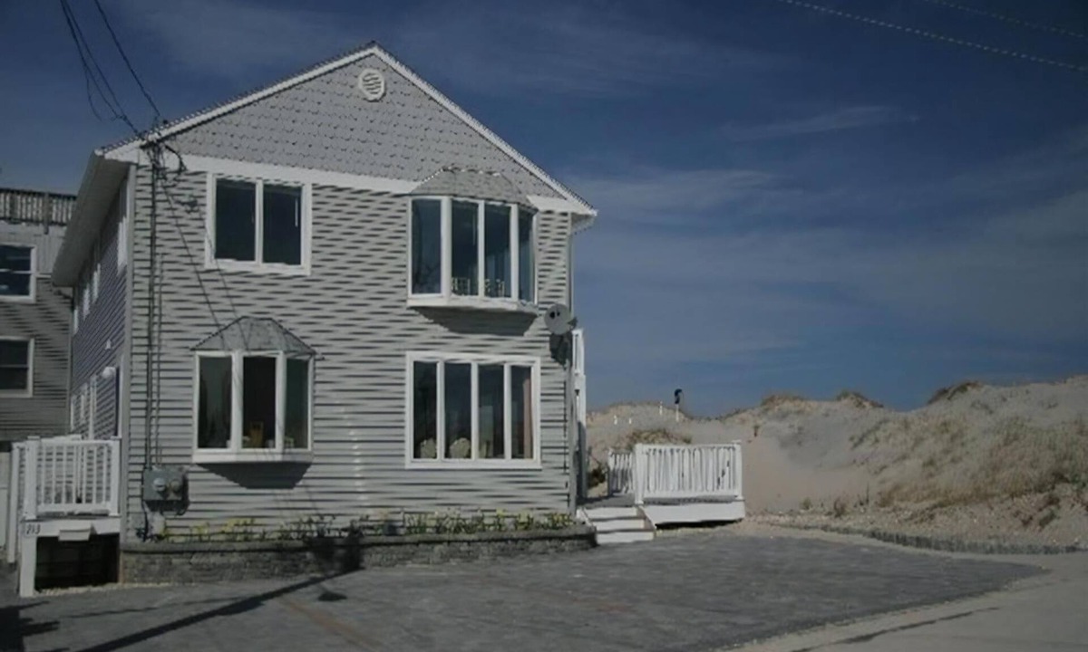North Beach Haven Apartment | 2nd Floor OceanFront Duplex