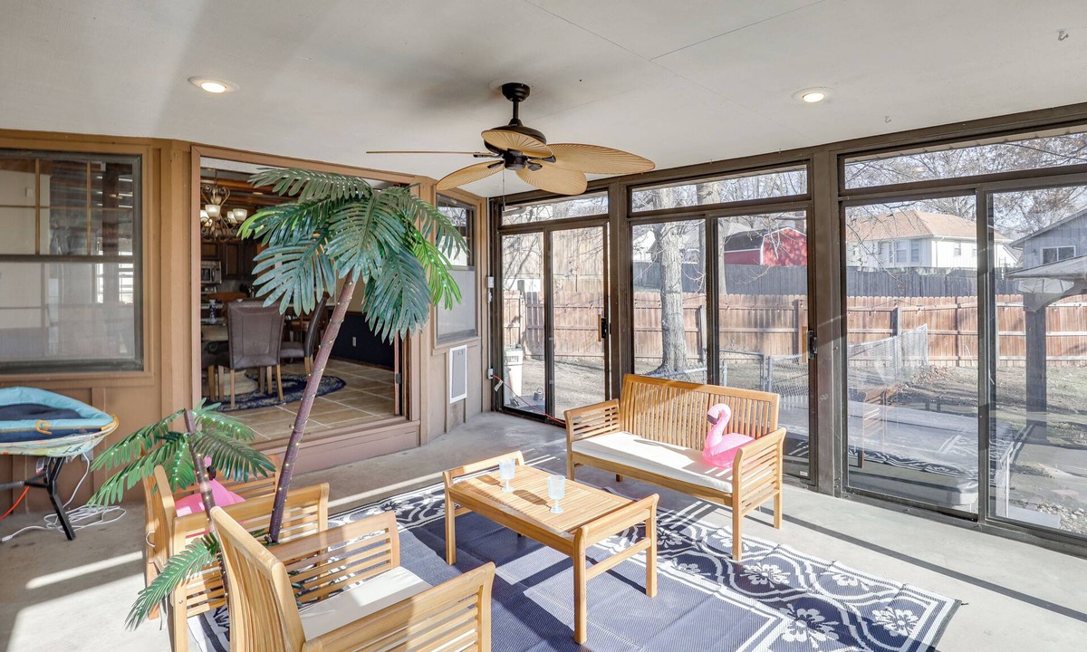 Blue Springs Cottage | 3,000-sq-ft Group Getaway w/Pool Near Kansas City