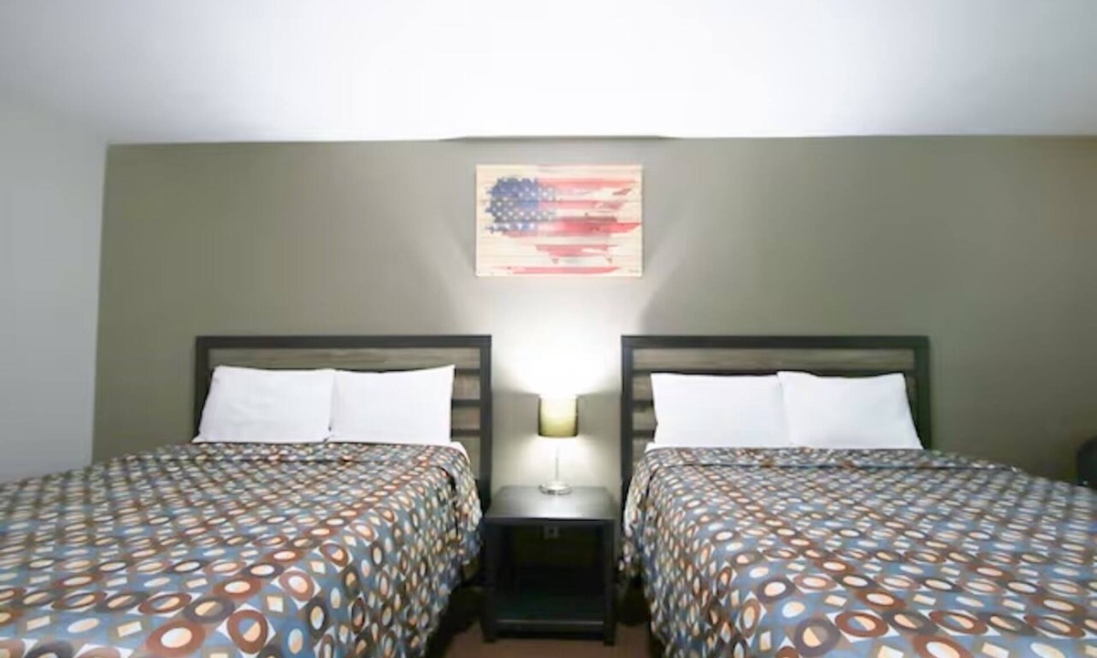 Glenwood Hotel | 3 Accommodations of Clean & Modern Rooms | Near Hwy 34 | Free Parking
