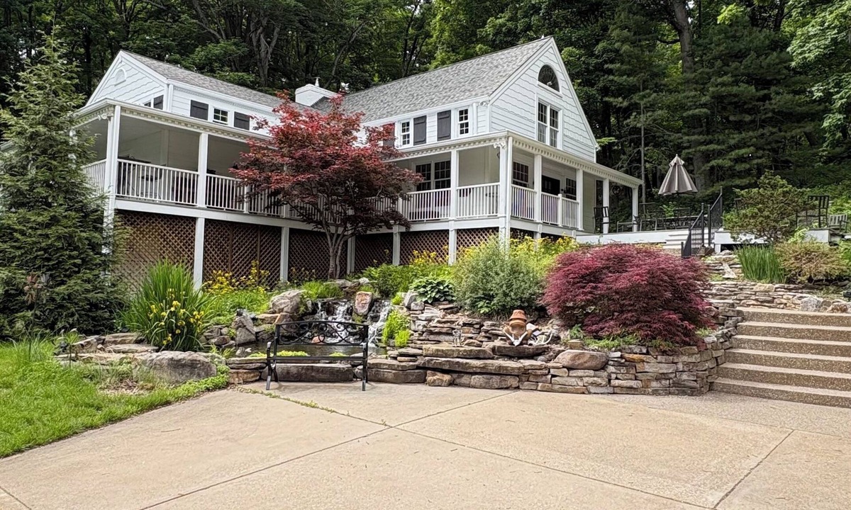 Glencoe House | 3+ acres, fast wi-fi, garage parking, Koi pond