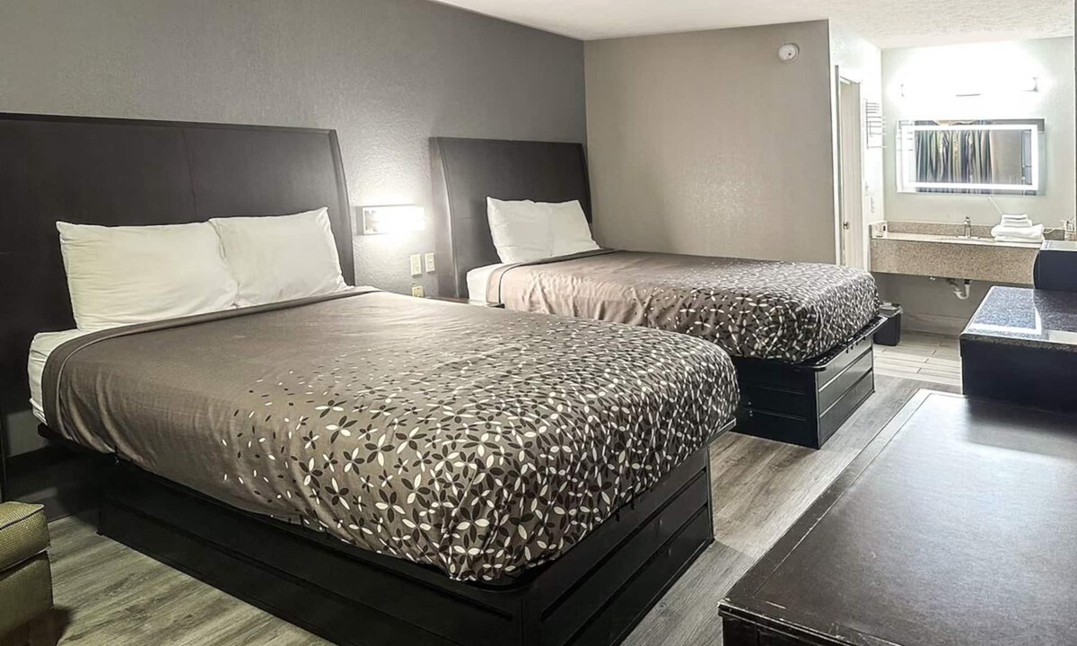 Guntersville Hotel | 3 Affordable Rooms Steps from Kiwanna's Park Adventures – Just 3 Miles Away