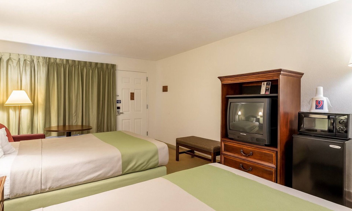 Edgewood Hotel | 3 Affordable Rooms w/Close Proximity to I-95