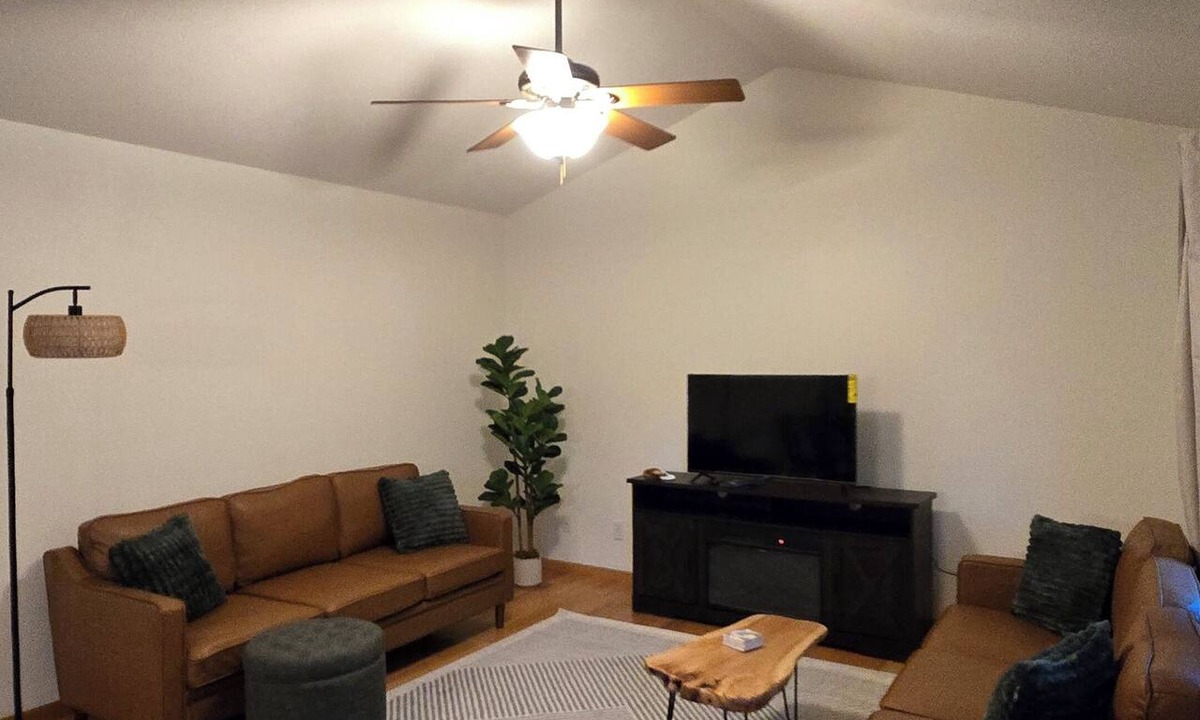 Decorah House | 3-bedroom house in Decorah: Sleeps 12, hot tub, close to river and bike trails